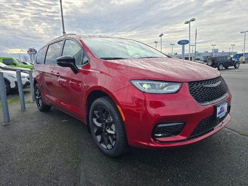 New 2026 Chrysler Pacifica Select image 1