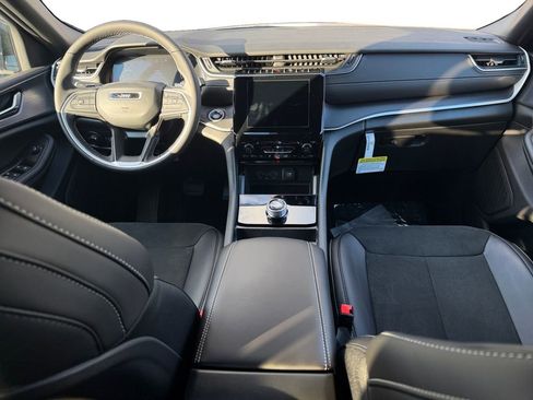New 2025 Jeep Grand Cherokee Altitude image 10