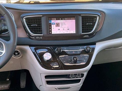 Certified 2023 Chrysler Voyager LX image 6