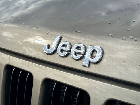 Used 2005 Jeep Grand Cherokee Laredo AWD/4WD image 3