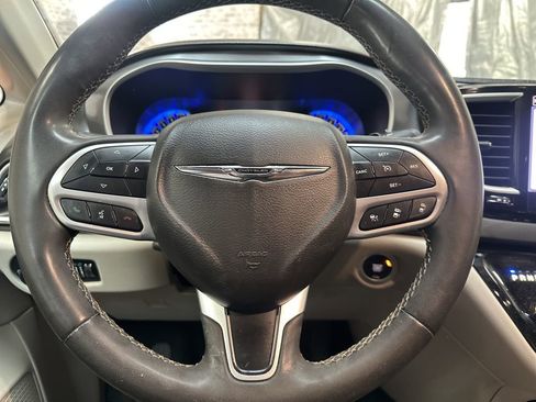 Used 2022 Chrysler Pacifica Touring-L image 18