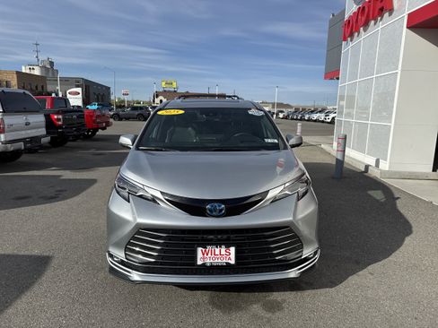 Used 2025 Toyota Sienna Platinum AWD/4WD image 5