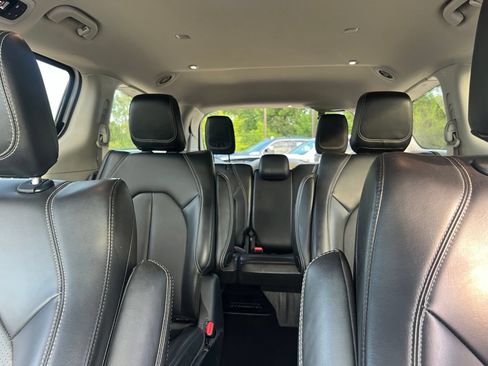 Used 2023 Chrysler Pacifica Touring-L FWD image 36