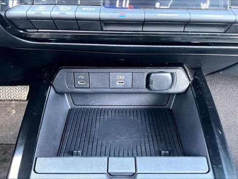 Used 2023 Toyota Prius XLE image 15