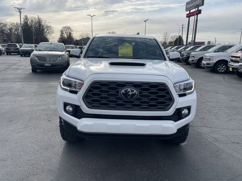 Used 2020 Toyota Tacoma TRD Sport image 3