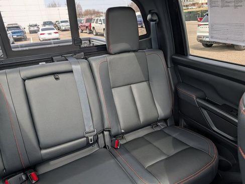 Used 2024 Nissan Titan PRO-4X w/ Pro-4x Convenience Package AWD/4WD image 14