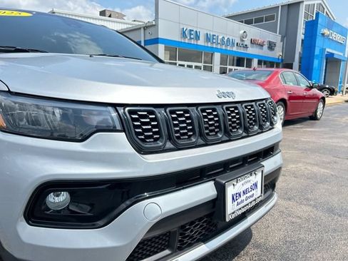 Used 2025 Jeep Compass Limited AWD/4WD image 4