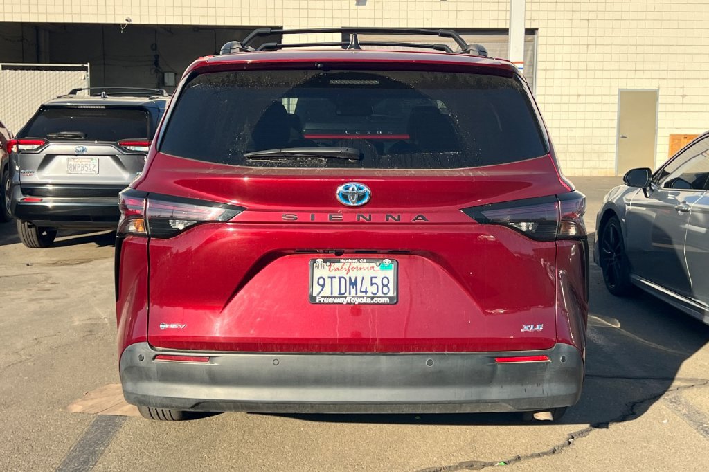 Used 2025 Toyota Sienna XLE w/ XLE Plus Package FWD image 7