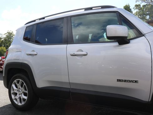 Used 2018 Jeep Renegade Latitude w/ UConnect 8.4 Nav Group image 9