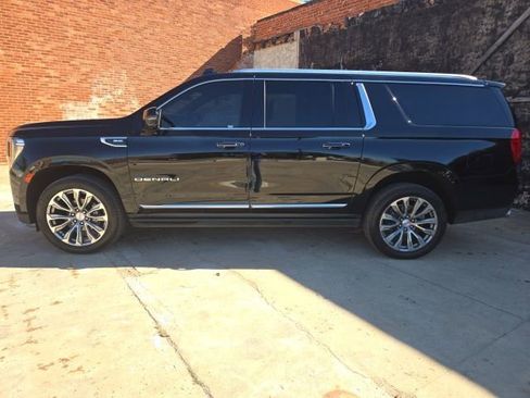 Used 2021 GMC Yukon XL Denali w/ Denali Premium Package image 4