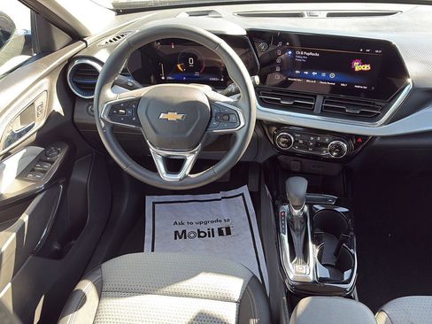 Used 2025 Chevrolet Trax LT w/ LT Convenience Package image 16