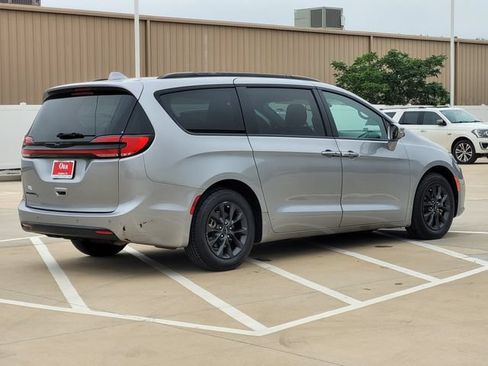 Used 2021 Chrysler Pacifica Touring w/ S Appearance Package FWD image 5