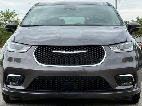 Used 2023 Chrysler Pacifica Touring-L FWD image 9