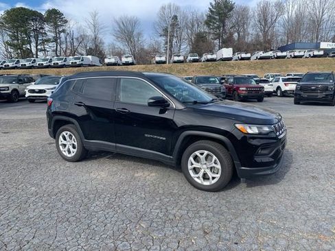 Used 2024 Jeep Compass Latitude image 2