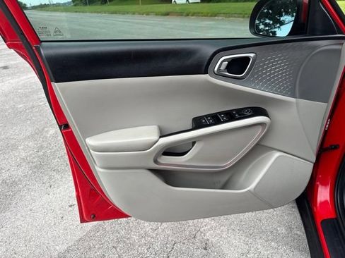 Used 2024 Kia Soul LX FWD image 14