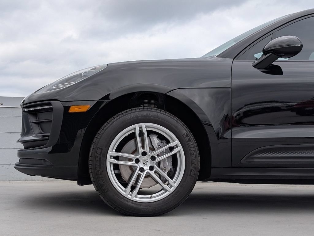 Certified 2025 Porsche Macan AWD/4WD image 9
