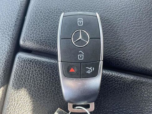 Used 2025 Mercedes-Benz GLE 350 4MATIC w/ AMG Line Exterior image 4