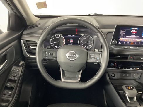 Used 2025 Nissan Rogue SV FWD image 12