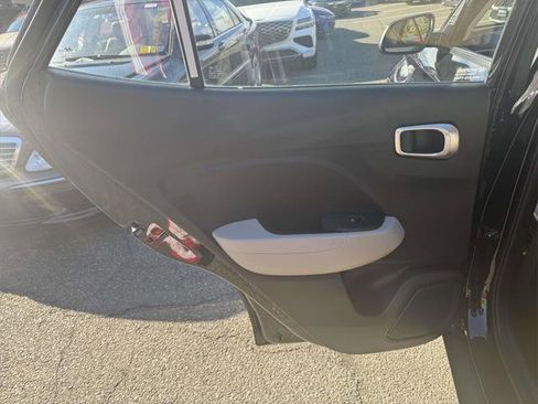 Used 2025 Hyundai Venue SEL image 10