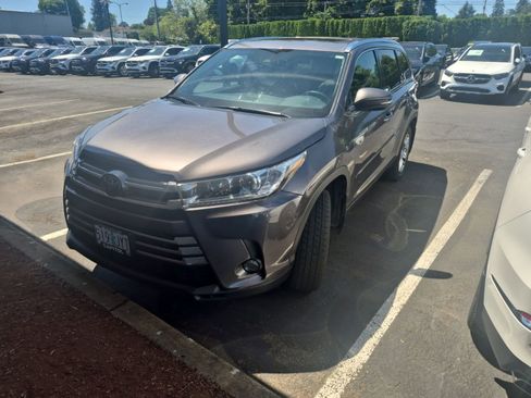 Used 2017 Toyota Highlander Limited AWD/4WD image 8