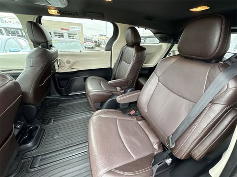 Used 2023 Toyota Sienna Platinum image 23