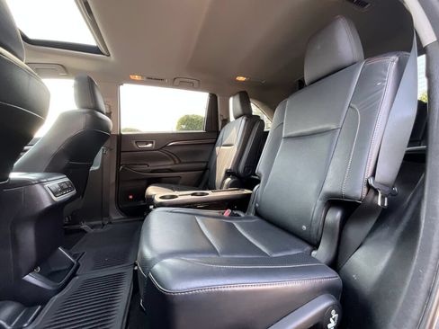 Used 2014 Toyota Highlander Limited w/ Driver Technology Package AWD/4WD image 12