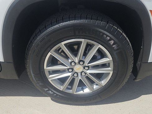 Used 2023 Chevrolet Traverse LT FWD image 2