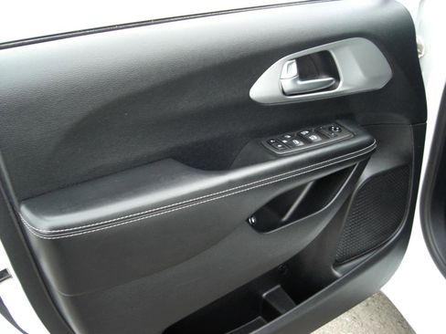 Used 2021 Chrysler Pacifica Touring w/ S Appearance Package image 23