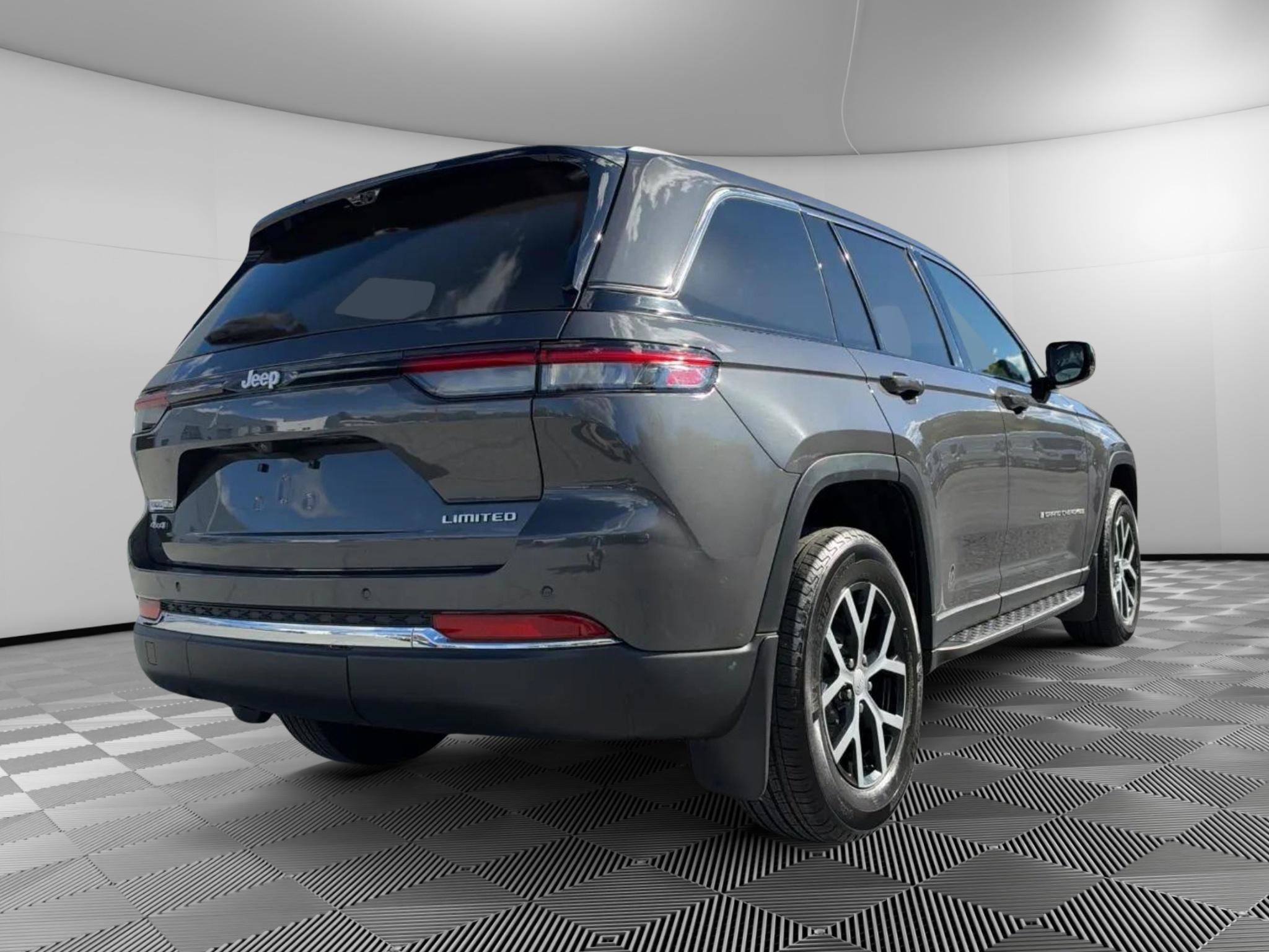 Used 2025 Jeep Grand Cherokee Limited w/ Luxury Tech Group II AWD/4WD image 4