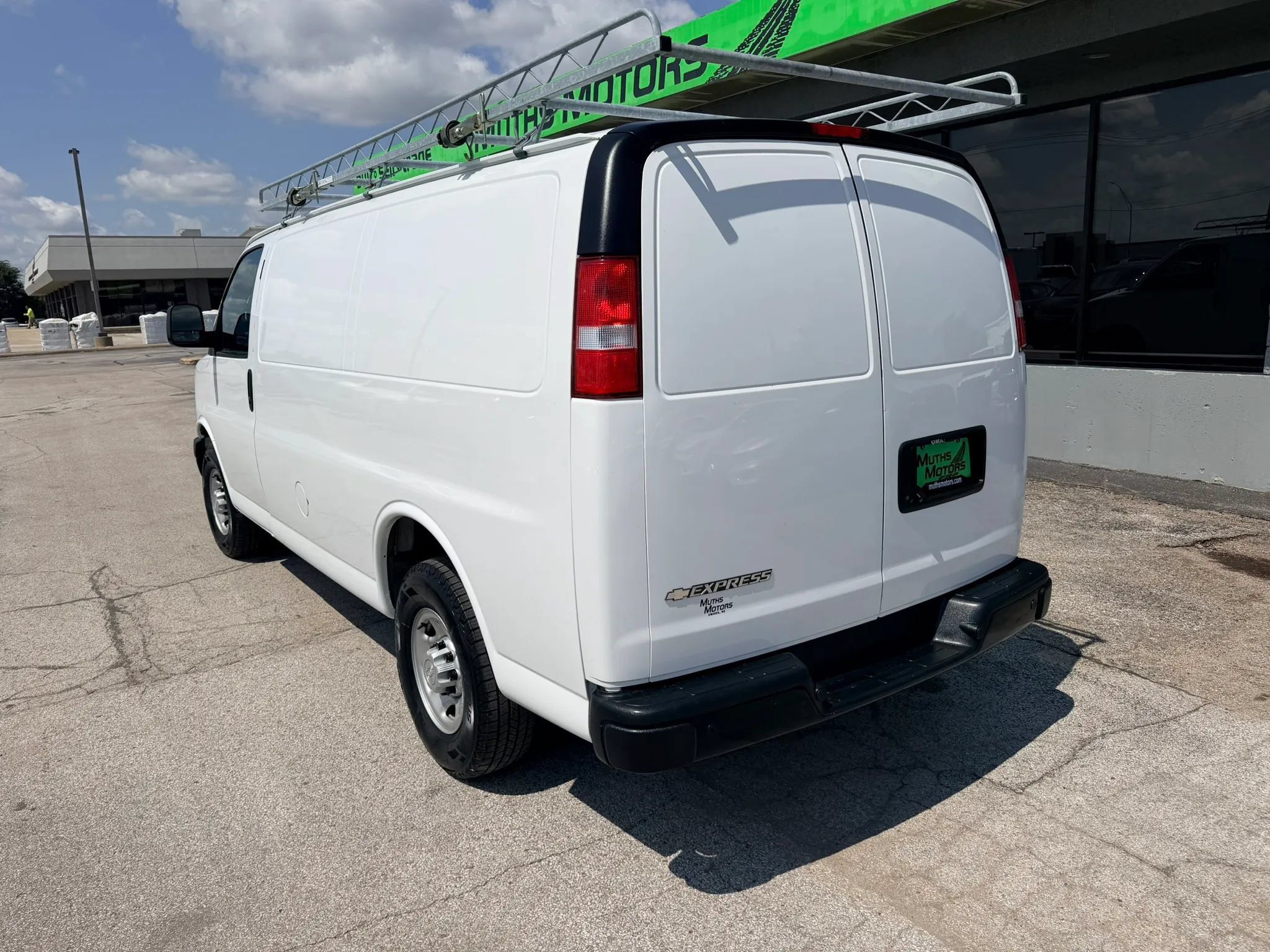 Used 2019 Chevrolet Express 3500 w/ Driver Convenience Package RWD image 4