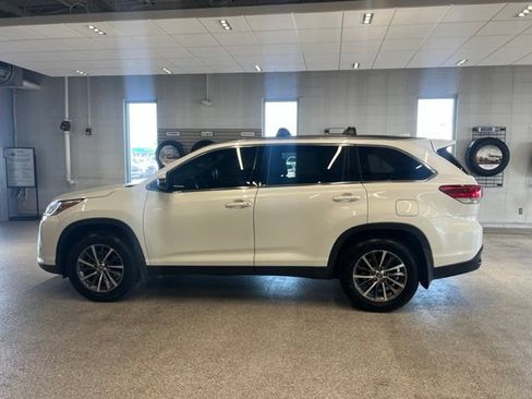 Used 2019 Toyota Highlander XLE AWD/4WD image 12