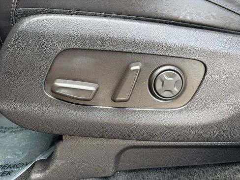 Used 2025 Kia Carnival FWD image 26