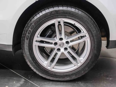 Used 2023 Porsche Macan AWD/4WD image 9