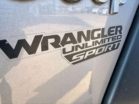 Used 2018 Jeep Wrangler Unlimited Sport S AWD/4WD image 9
