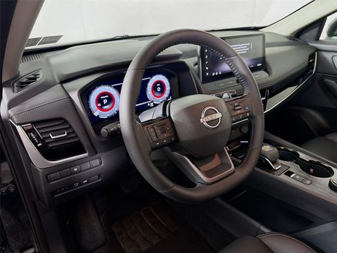 Used 2025 Nissan Rogue SL AWD/4WD image 16
