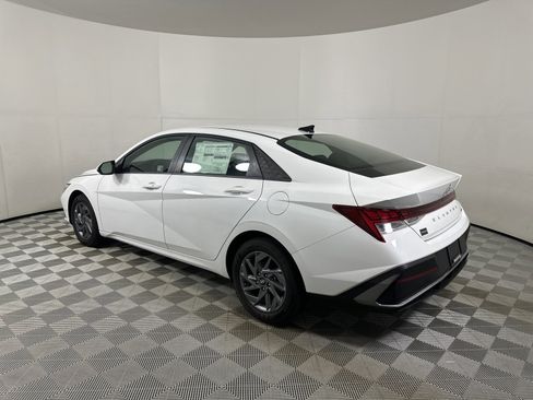 Used 2024 Hyundai Elantra Blue image 5