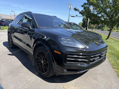 Used 2024 Porsche Cayenne AWD/4WD image 2