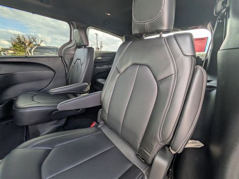 Used 2024 Chrysler Pacifica Touring-L w/ S Appearance Package image 24