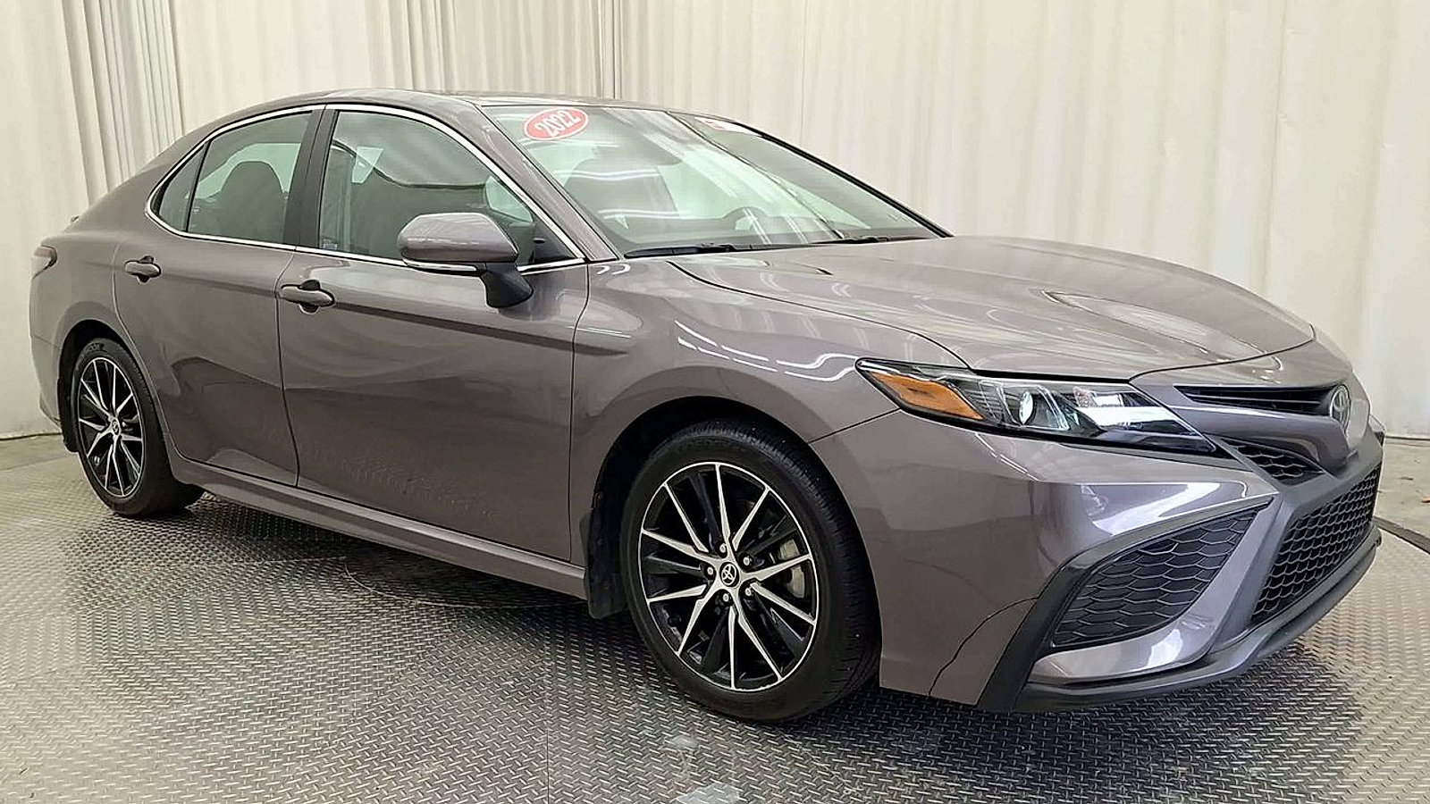 Certified 2022 Toyota Camry SE w/ Cold Weather Package AWD/4WD image 9