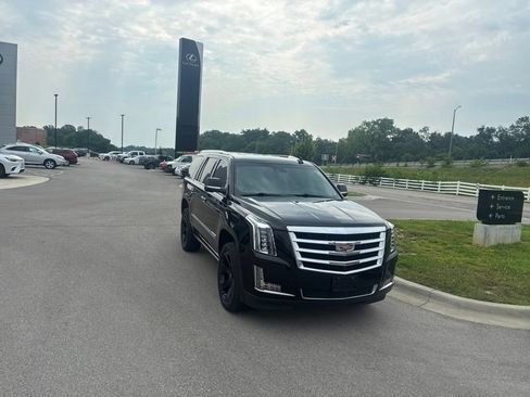 Used 2018 Cadillac Escalade Premium Luxury RWD image 25