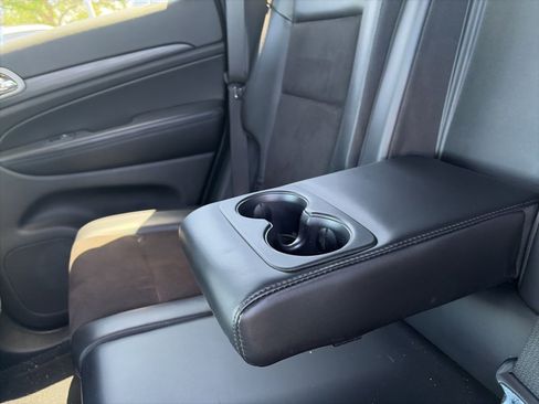 Used 2020 Jeep Grand Cherokee Laredo w/ Laredo X Package image 11