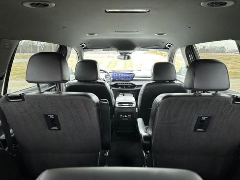 Used 2025 Buick Enclave Preferred image 8