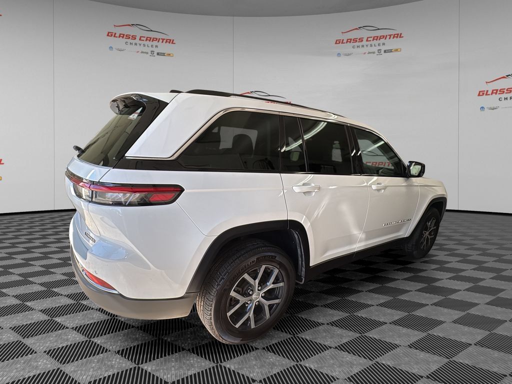 Used 2023 Jeep Grand Cherokee Limited AWD/4WD image 7