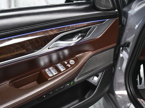 Used 2022 BMW 750i xDrive w/ Executive Package image 11