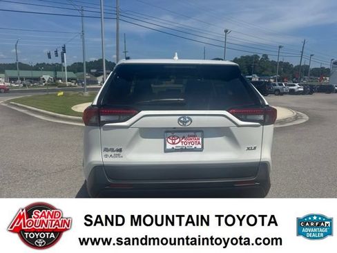 Used 2022 Toyota RAV4 XLE Premium FWD image 4
