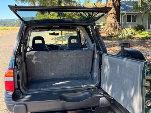 Used 2002 Chevrolet Tracker 4WD Convertible image 32