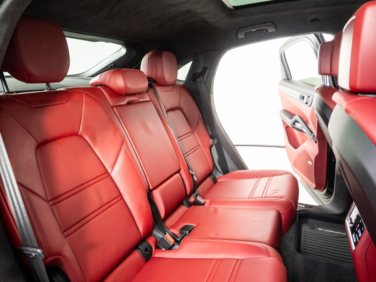 Certified 2023 Porsche Cayenne Turbo AWD/4WD image 23