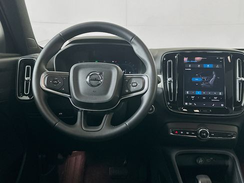 Used 2025 Volvo XC40 B5 Core image 18