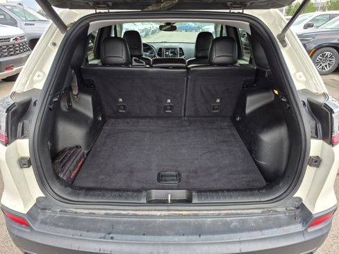 Used 2019 Jeep Cherokee Trailhawk AWD/4WD image 29