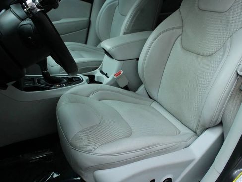 Used 2020 Jeep Cherokee Limited FWD image 17